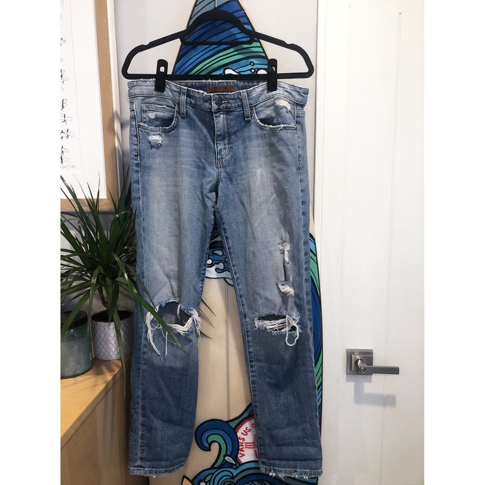 JOES JEANS DISTRESSED BOYFRIEND